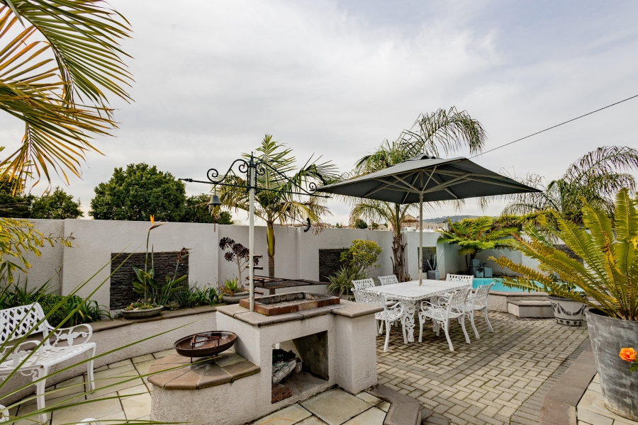 5 Bedroom Property for Sale in Loucharmante Western Cape